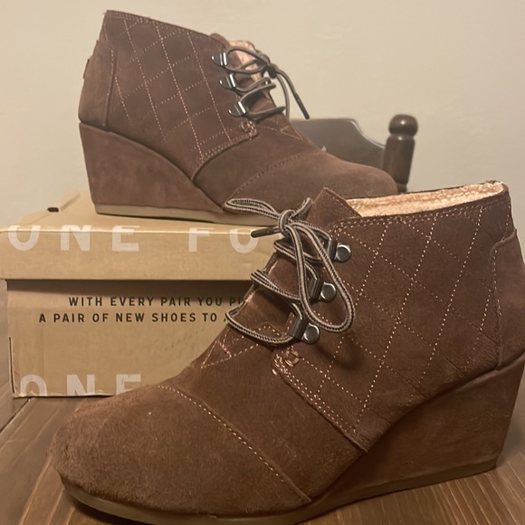 TOMS Brown Suede Wedges Size 7.5 - Picture 2 of 5